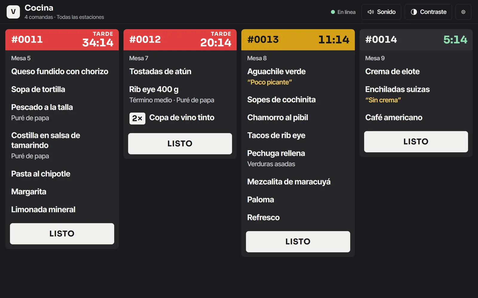 La pantalla de cocina con las comandas de cuatro mesas, con guarniciones, término y notas.