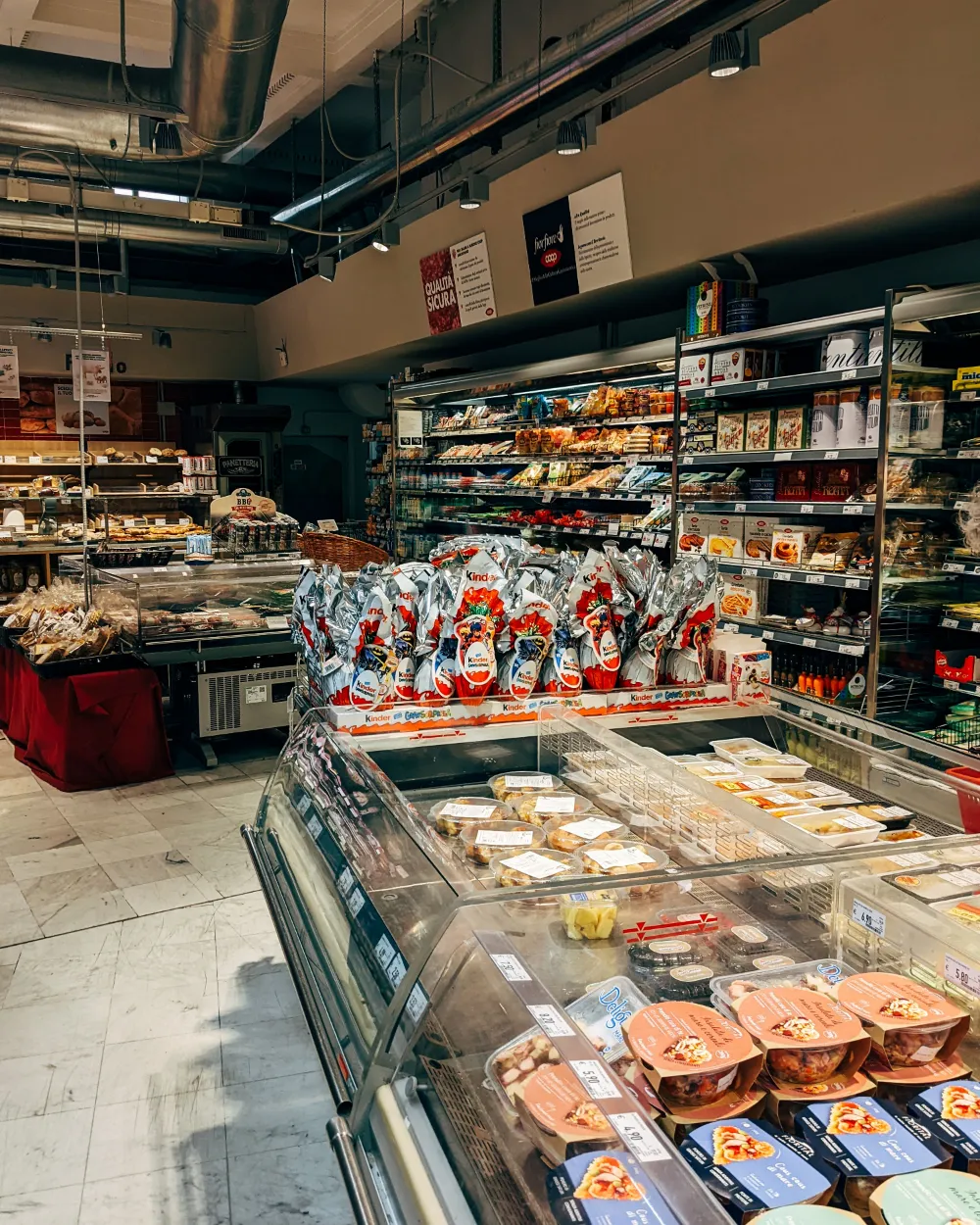 Pasillo de una tienda con refrigeradores y anaqueles.
