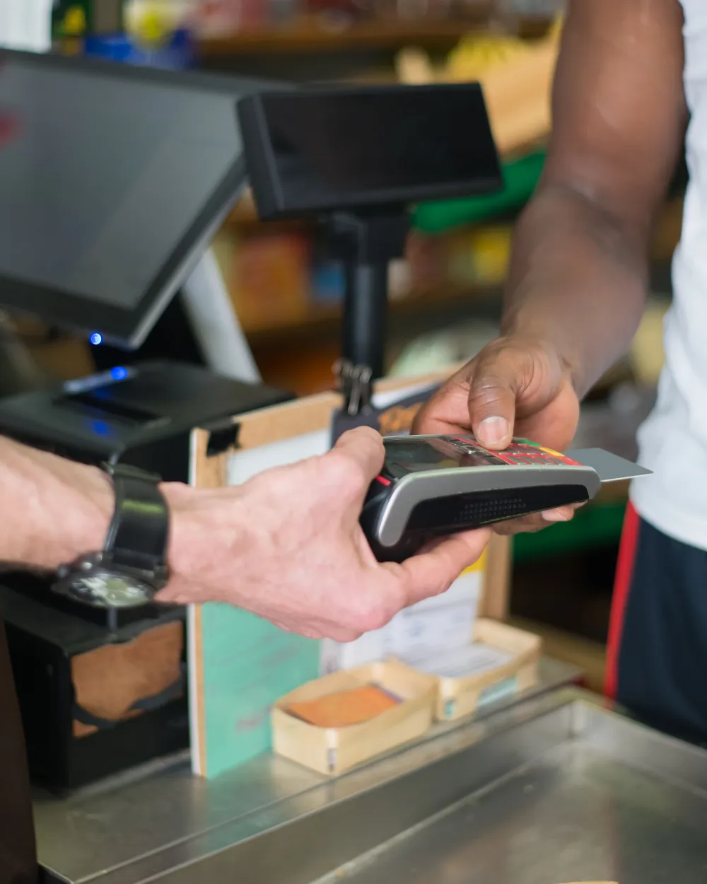 Un cliente pagando con tarjeta en la caja.