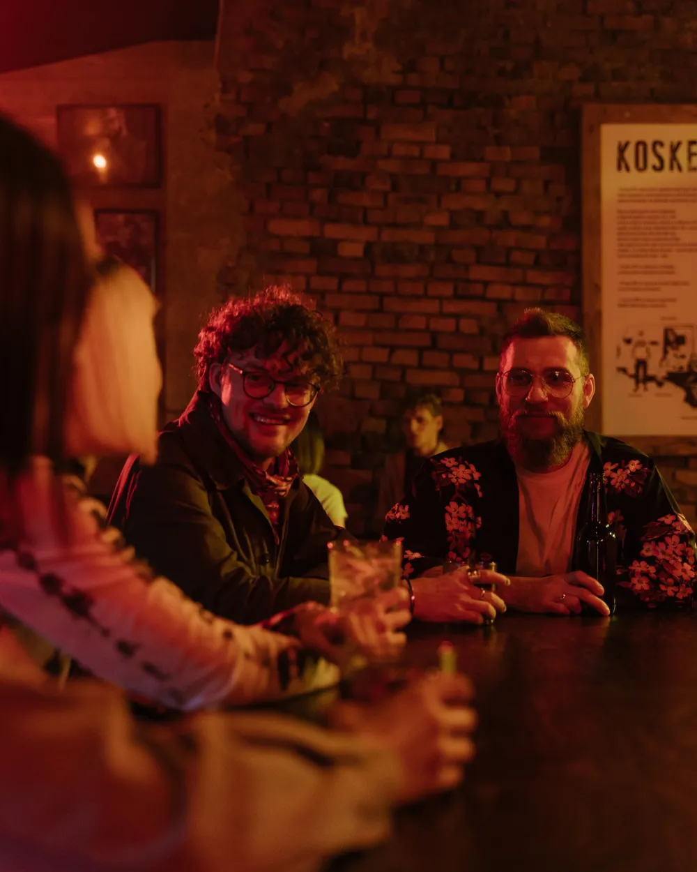 Amigos brindando en la barra de un bar.