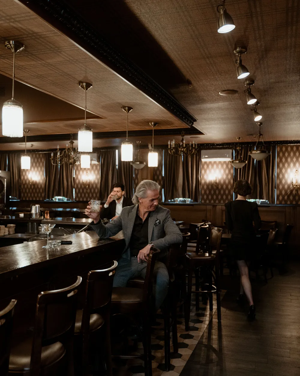 La barra de un bar con clientes.