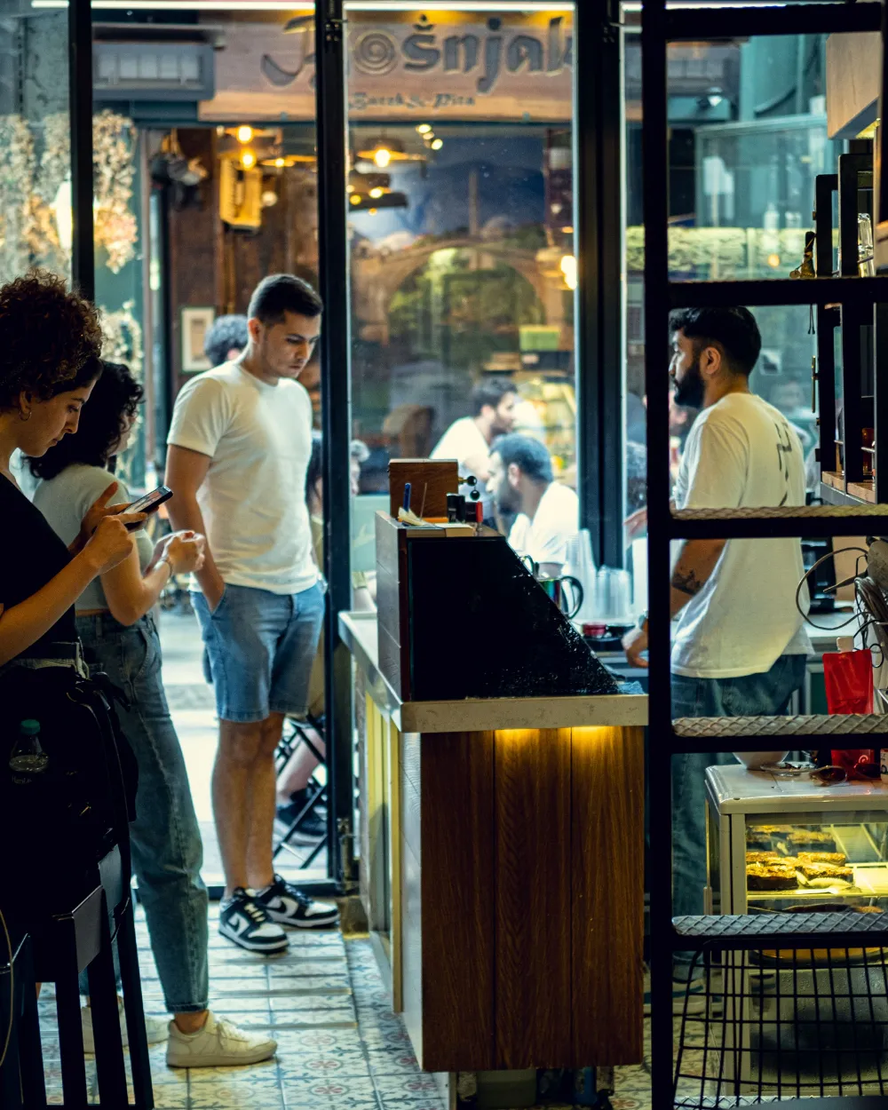 Clientes en la barra de una cafetería.