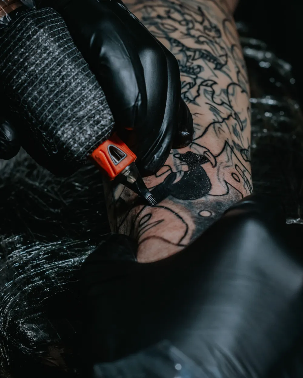 Detalle de una máquina de tatuar sobre la piel.