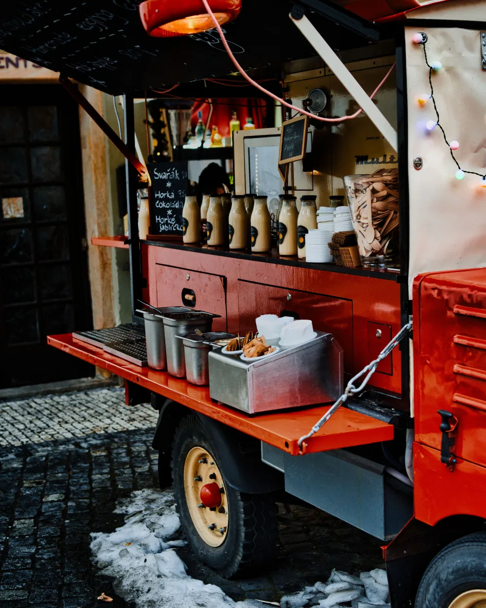 Un food truck con su barra de servicio abierta.