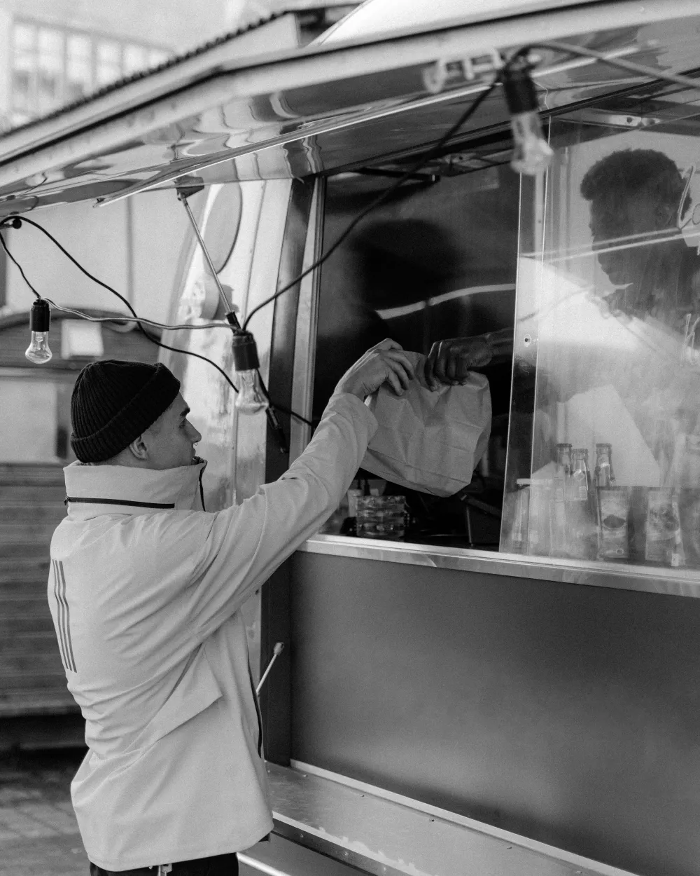 Un cliente recogiendo su pedido en la ventanilla.