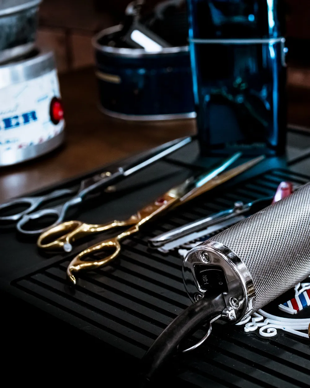 Tijeras y máquina de cortar sobre la mesa del barbero.
