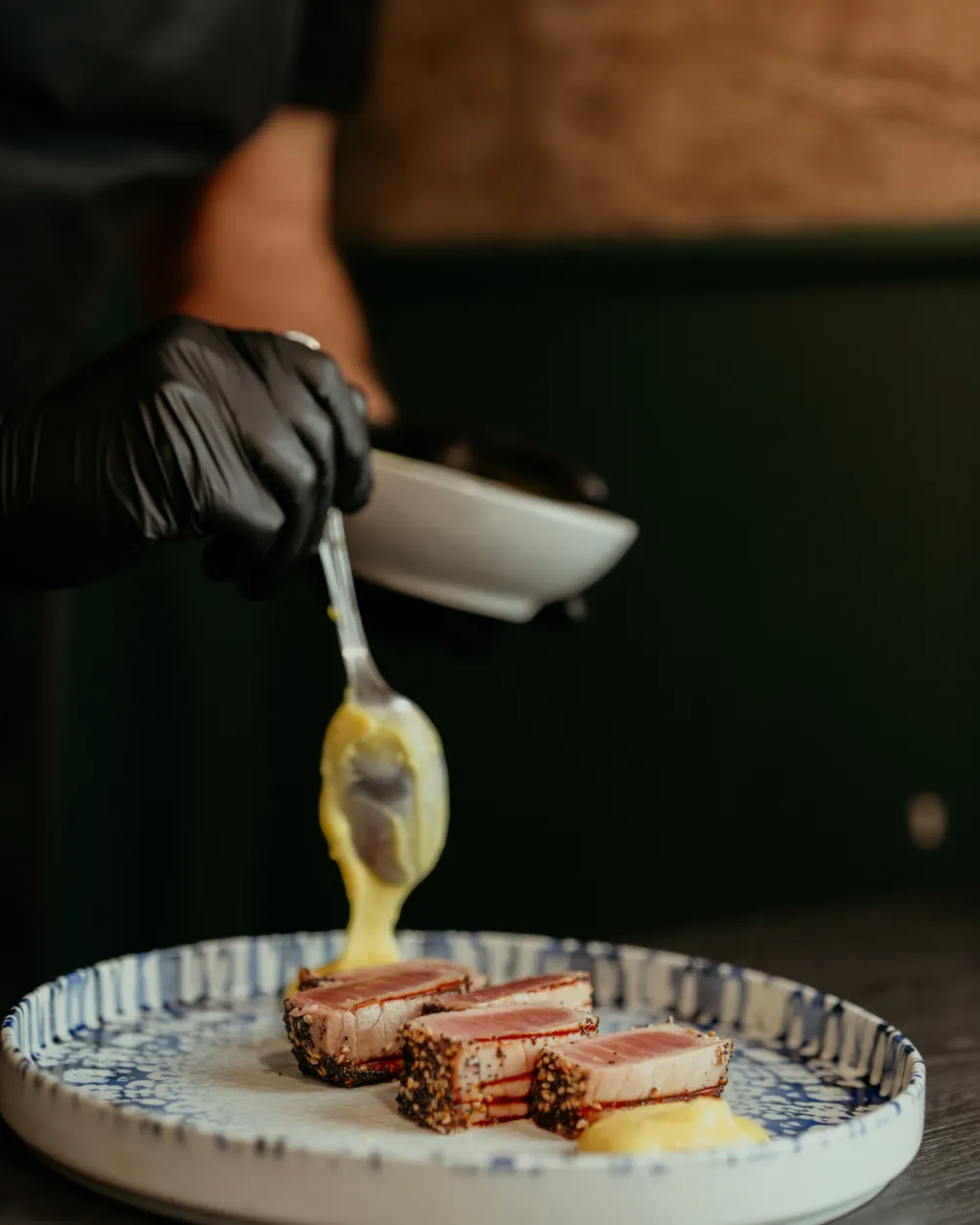 Un cocinero terminando un platillo.