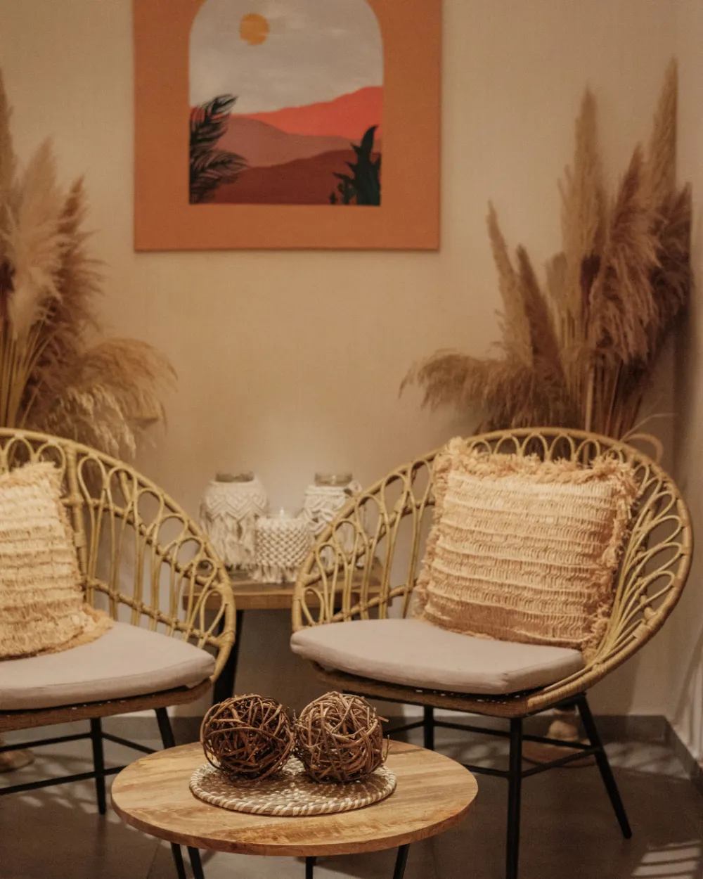 Una sala de espera del spa con sillones de mimbre.