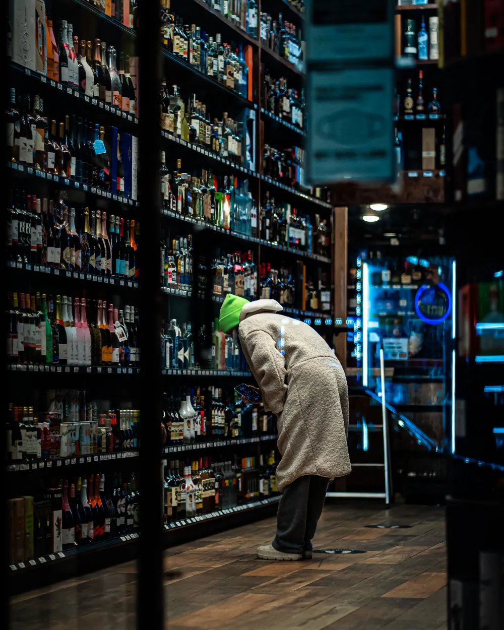 Un cliente recorriendo los anaqueles de una vinatería.