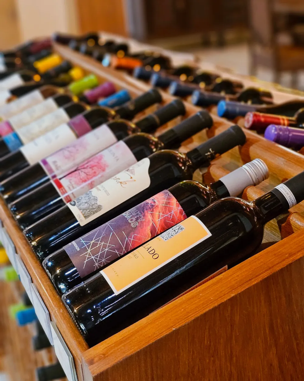 Botellas de vino acomodadas en un exhibidor.